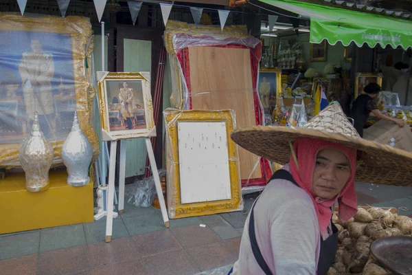 A pictures of the King Vajiralongkorn in a shop in Bangkok — Stock Photo, Image