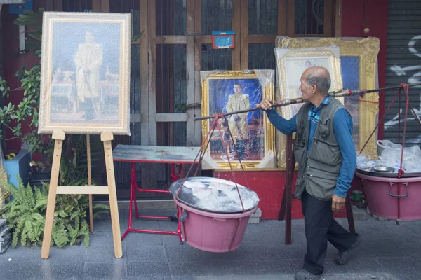 A pictures of the King Vajiralongkorn in a shop in Bangkok — Stock Photo, Image