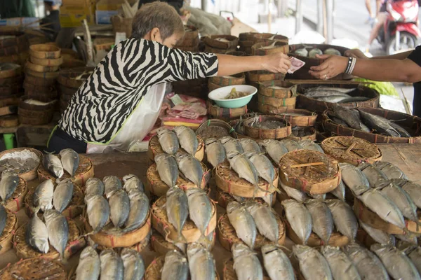 Peixe fresco no mercado de Thewet em Bancoc — Fotografia de Stock