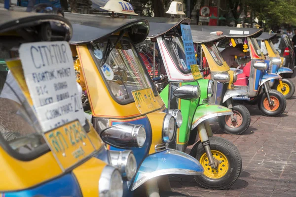 Μια πιέτα πιέτα ταξί στο το Khao San ΡΟΔΑ για: Μπανγκόκ — Φωτογραφία Αρχείου