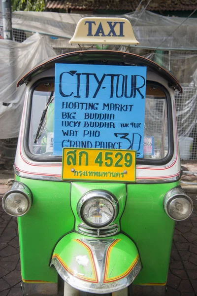 Um tuck tuck Taxi no Khao San Roda em Bancoc — Fotografia de Stock