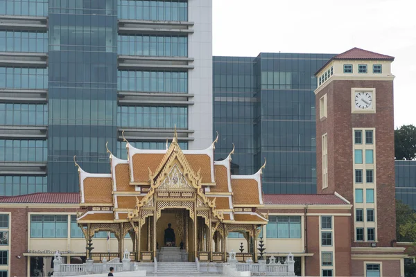 Bir tapınak ya da wat Bangkok Siriraj Hospital — Stok fotoğraf