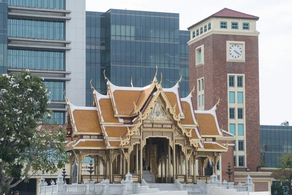 Ein tempel oder wat im siriraj krankenhaus in bangkok — Stockfoto