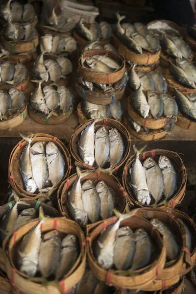 Pescado fresco en el mercado Thewet en Bangkok —  Fotos de Stock