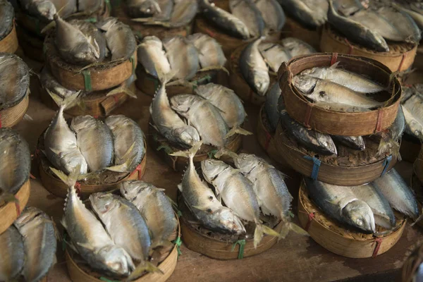 Pescado fresco en el mercado Thewet en Bangkok —  Fotos de Stock