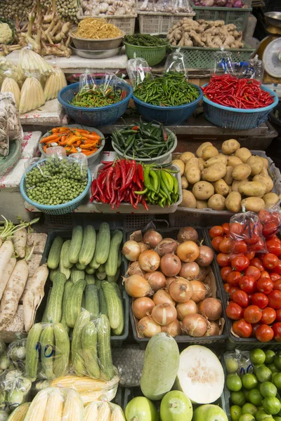 Importkontrollen grönsaker på thewet marknaden i Bangkok — Stockfoto