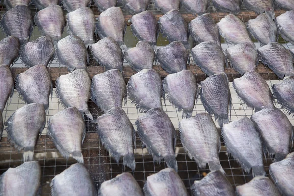 Pescado fresco en el mercado Thewet en Bangkok —  Fotos de Stock