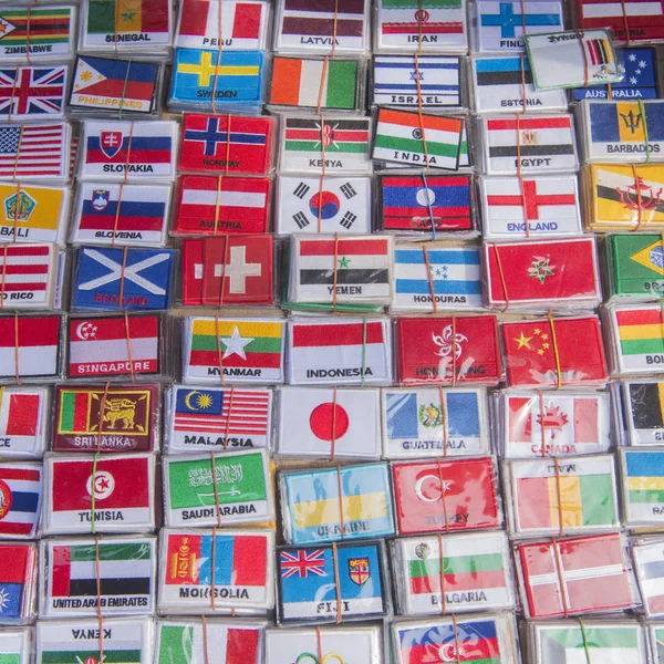 Aufkleber mit der Landesflagge auf der Marktstraße in Bangkok — Stockfoto