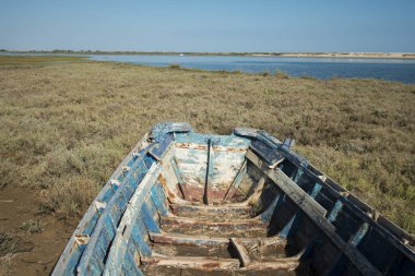 Ria Formosa Tavira şehir yakınında, doğada tekne