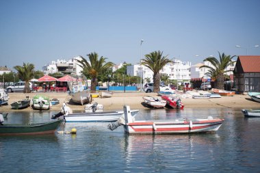 manzara ve kıyısında Santa Luzia kasaba Portekiz
