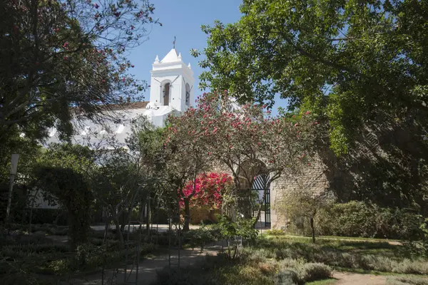 Kyrkan Igreja Santa Maria do Castelo i Tavira stad — Stockfoto
