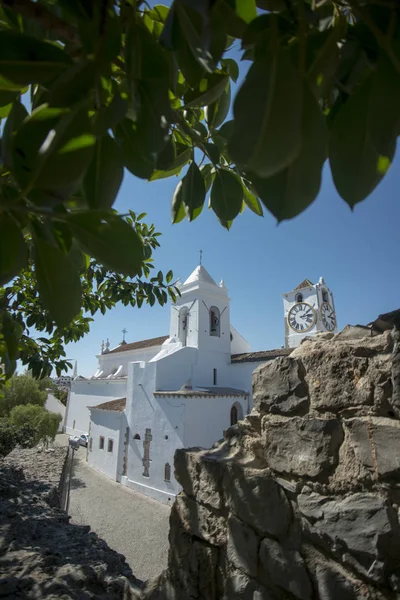 La chiesa Igreja Santa Maria do Castelo nella città di Tavira — Foto Stock