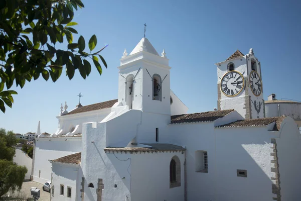 La chiesa Igreja Santa Maria do Castelo nella città di Tavira — Foto Stock