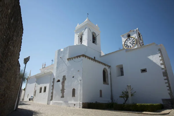 A igreja Santa Maria do Castelo na cidade de Tavira — Fotografia de Stock