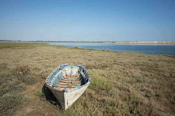 Loď v přírodě Ria Formosa poblíž města Tavira — Stock fotografie