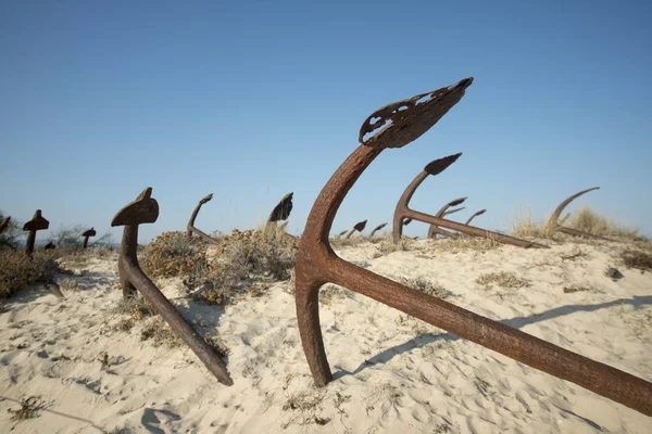 Förankra kyrkogården vid stranden Barril i Portugal — Stockfoto