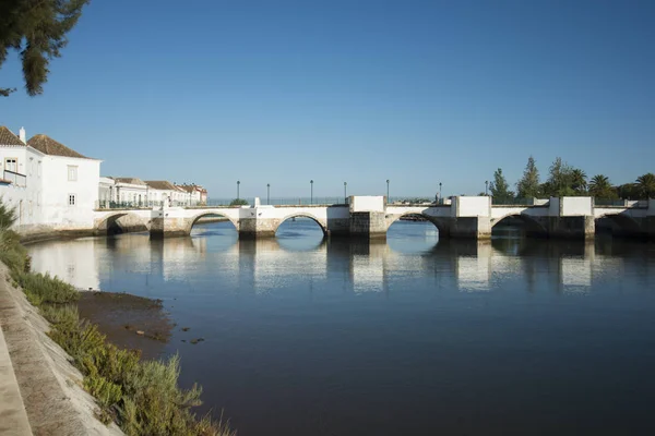 Міст Понте Romana в Старому місті Tavira — стокове фото