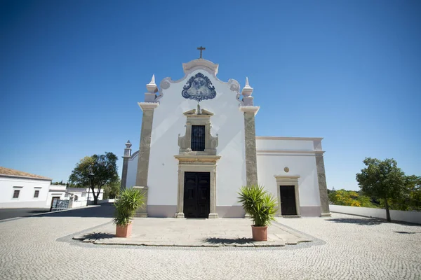 De kerk Igreja de Sao Luiz in de stad van Almancil — Stockfoto