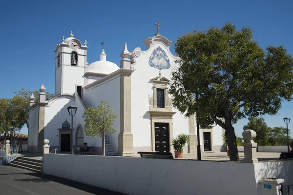 Den kyrkan Igreja de Sao Lourenco i den staden i Almancil — Stockfoto