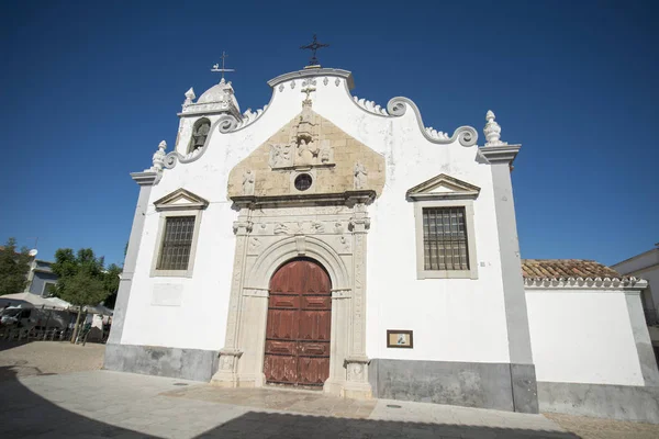 Antigua iglesia en el pueblo de Moncarapacho en Portugal — Foto de Stock