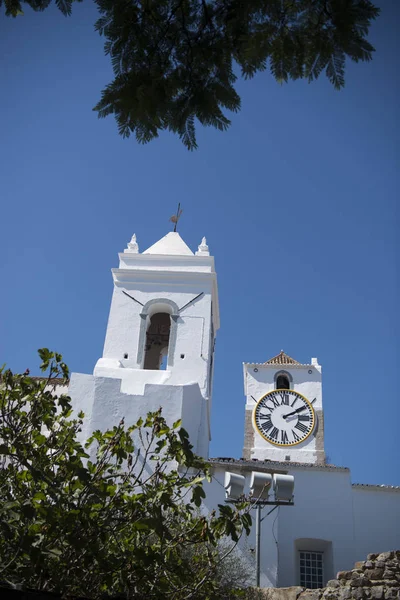 La iglesia Igreja Santa Maria do Castelo en la ciudad de Tavira — Foto de Stock