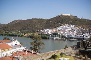 Alcoutim Portekiz ve şehrin Sanlucar de Guadiana İspanya şehir