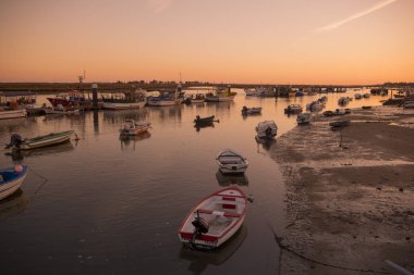 manzara ve kıyısında Santa Luzia kasaba Portekiz