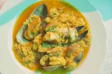 Tavira şehirdeki bir restoranda bir paella