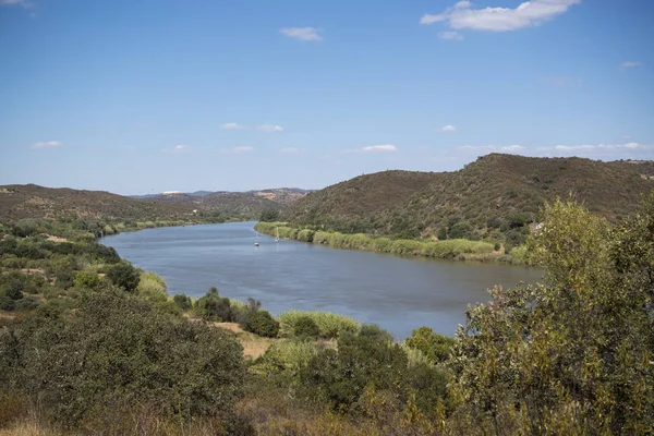 Nehir Rio Guadiana sınır Portekiz ve İspanya — Stok fotoğraf