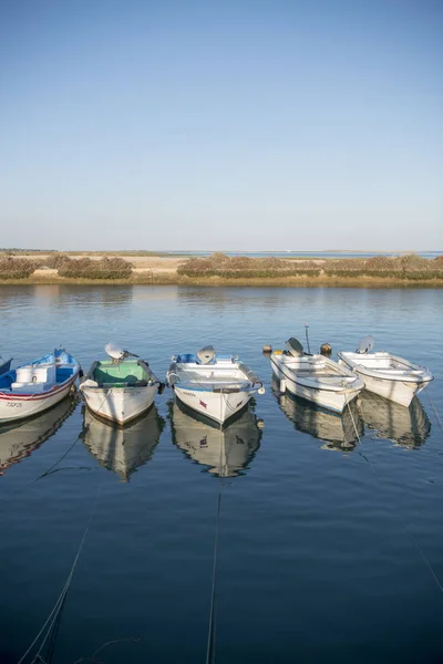 Krajobraz i wybrzeża w miejscowości rybackiej Fuseta w Portugalii — Zdjęcie stockowe