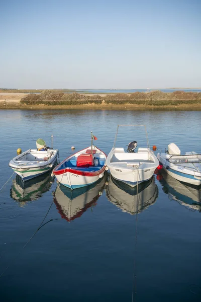 Krajobraz i wybrzeża w miejscowości rybackiej Fuseta w Portugalii — Zdjęcie stockowe