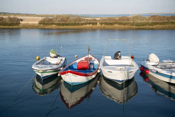 Krajobraz i wybrzeża w miejscowości rybackiej Fuseta w Portugalii — Zdjęcie stockowe