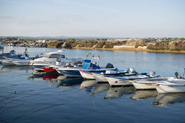 Krajobraz i wybrzeża w miejscowości rybackiej Fuseta w Portugalii — Zdjęcie stockowe