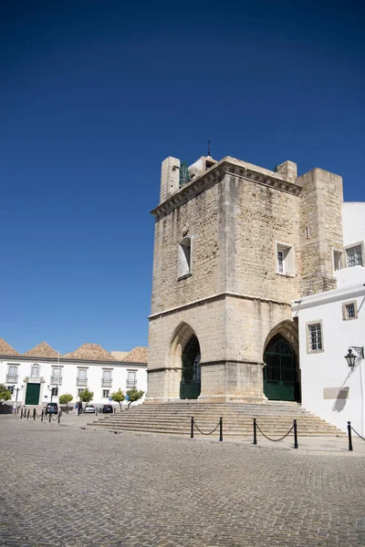 A torre do relógio da Catedral na cidade de Faro — Fotografia de Stock