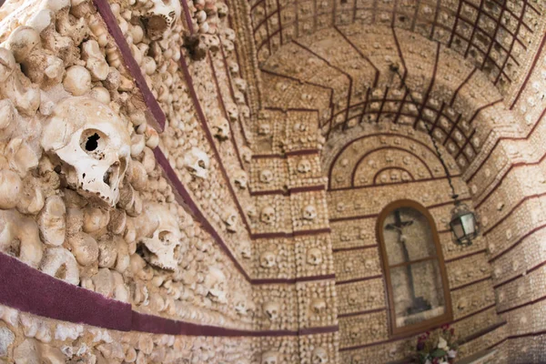 A capela dos Ossos: az Igreja do Carmo-Portugália — Stock Fotó