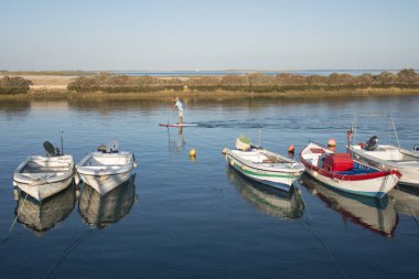 Peyzaj ve Portekiz Fuseta kasabanın sahilinde