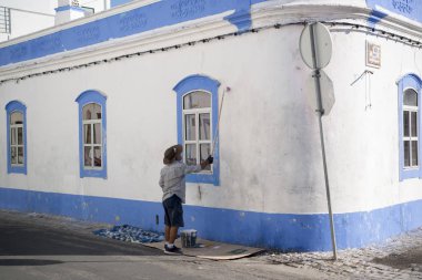 bir adam evini boyama