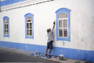 bir adam evini boyama
