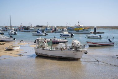 manzara ve kıyısında Santa Luzia kasaba Portekiz