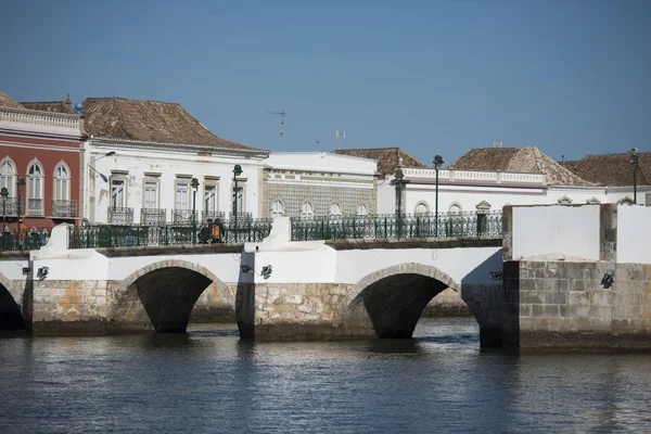 A híd Ponte Romana, a régi város Tavira — Stock Fotó