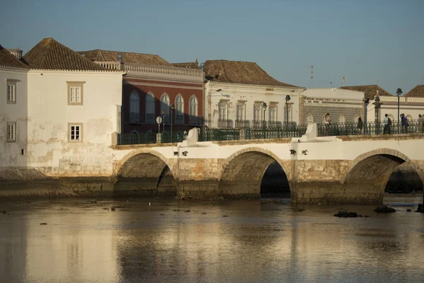 El Puente Ponte Romana en el casco antiguo de Tavira — Foto de Stock