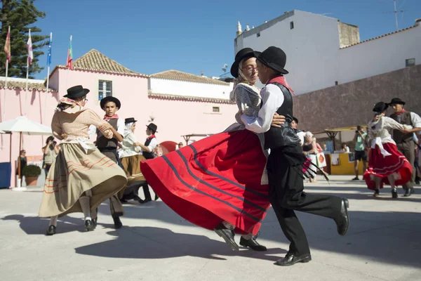 Geleneksel Portekizli Cumartesi Pazar dansta — Stok fotoğraf