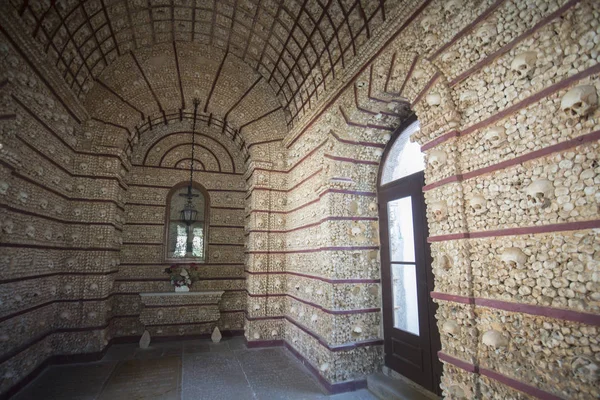 A capela dos Ossos na Igreja do Carmo em Portugal — Fotografia de Stock