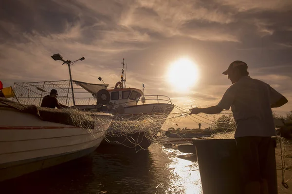 Pescatori la sera la città di Cabanas in Portogallo — Foto Stock
