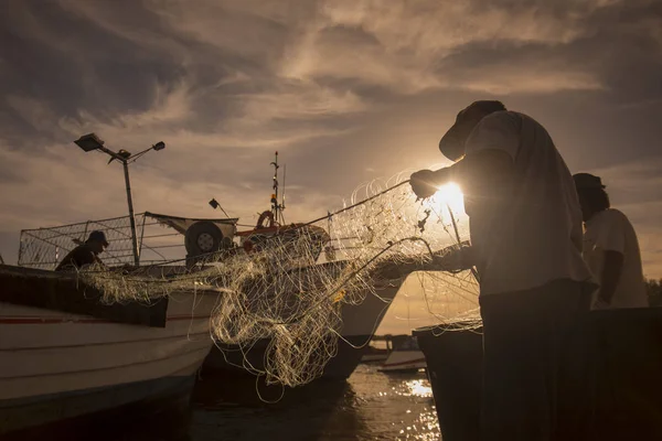 Ψαράδες το βράδυ η πόλη της καμπάνες στην Πορτογαλία — Φωτογραφία Αρχείου