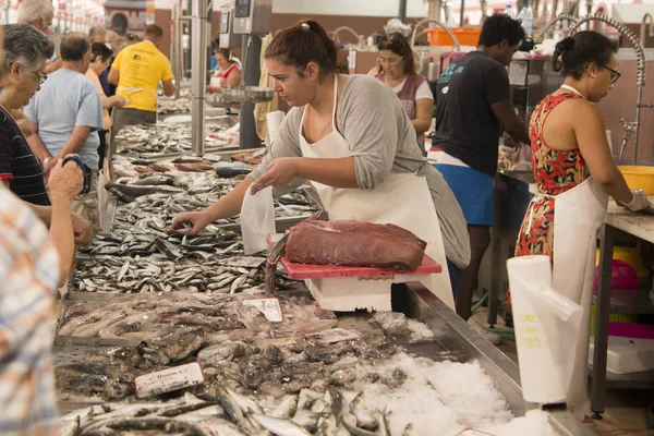 Mercado de pescado en el Markethall en la ciudad de Loule en Portugal —  Fotos de Stock