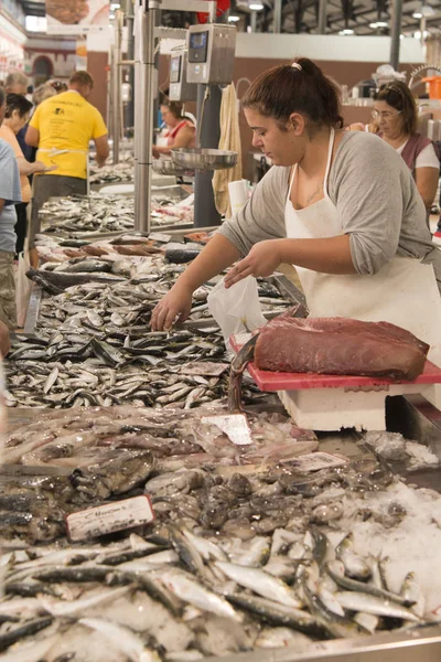 Mercado de pescado en el Markethall en la ciudad de Loule en Portugal —  Fotos de Stock