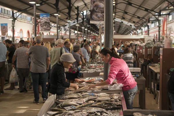 Mercato del pesce nel Markethall nella città di Loule in Portogallo — Foto Stock