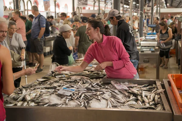 Mercado de pescado en el Markethall en la ciudad de Loule en Portugal —  Fotos de Stock