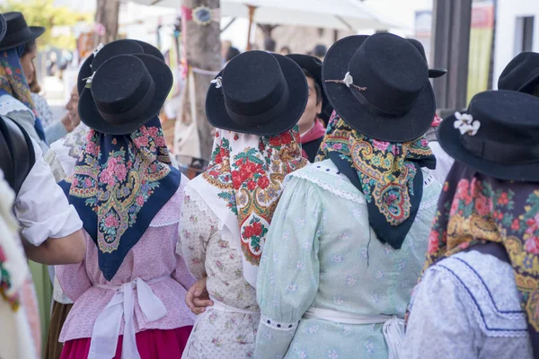 伝統的な potugese 土曜日の市場でダンス — ストック写真